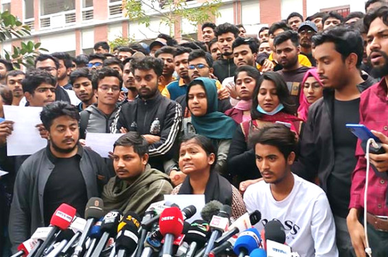 ঢাবির সহ-উপাচার্যের পদত্যাগসহ ৬ দাবিতে সাত কলেজের শিক্ষার্থীদের চার ঘণ্টার আল্টিমেটাম