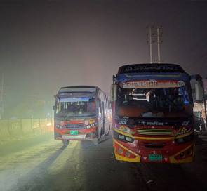 জাবিতে ১২ বাস আটকে ক্ষতিপূরণ আদায় ছাত্রদলের