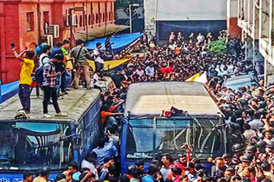 চট্টগ্রামে পুলিশের ওপর হামলা ও ভাংচুর: ৮ আসামি ৫ দিনের রিমান্ডে