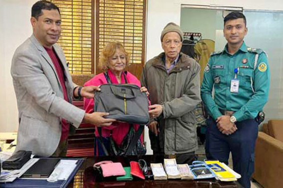 চট্টগ্রামে ব্রিটিশ দম্পতির হারানো ব্যাগ উদ্ধার করল পুলিশ