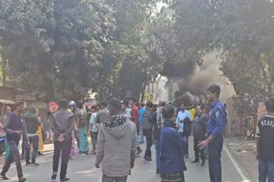 মাদারীপুরে কাভার্ডভ্যানের ধাক্কায় ৩ ভ্যানযাত্রী নিহত