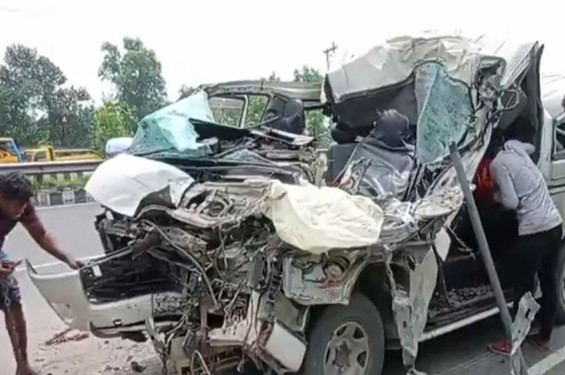 টাঙ্গাইলে ট্রাকের পেছনে মাইক্রোবাসের ধাক্কা, নিহত ৩