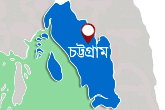 মিরসরাই ভূমি অফিসের ওপেন প্লাটফর্মে বসে সেবা প্রদান