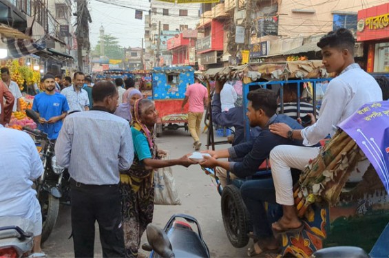 রোজাদার পথচারীদের মাঝে ইফতার বিতরণ করলেন রূপসী শেরপুর স্বেচ্ছাসেবী সংগঠন