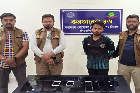 চট্টগ্রামে ৩৮টি চোরাই মোবাইলসহ চক্রের সদস্য আটক