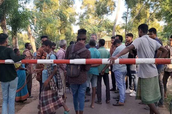 পর্যটকদের মাধবপুর লেকে ঢুকতে দিচ্ছেন না চা শ্রমিকরা