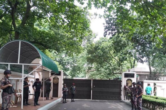 প্রধান উপদেষ্টা ড. ইউনূসের সঙ্গে বৈঠকে সচিবরা
