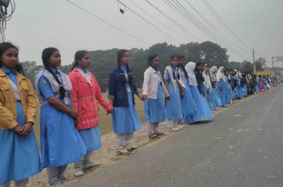 স্কুলছাত্রীকে ইভটিজিংয়ের প্রতিবাদ করায় বাবাকে মারধর, গ্রেপ্তারের দাবিতে মানববন্ধন
