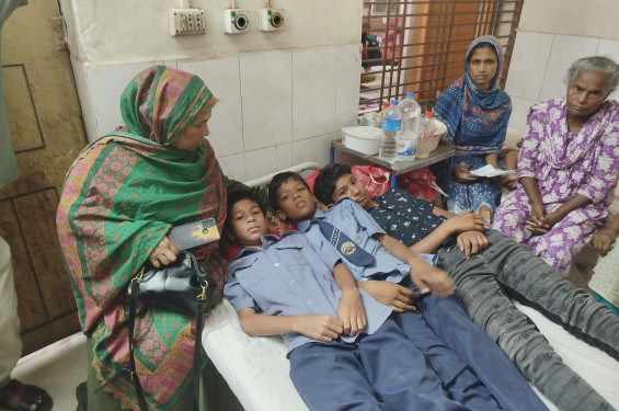 পঞ্চগড়ে ফুটবল অন্য বাড়িতে যাওয়ায় তিন শিক্ষার্থীকে পিটিয়ে আহত করলেন বাড়ির মহিলা
