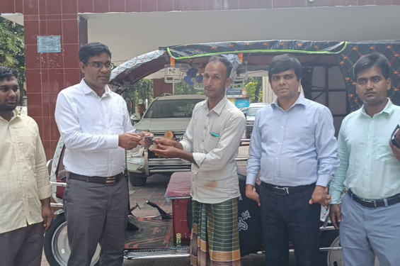 পঞ্চগড়ের সেই আলোচিত নারীফুটবলার সোনালীর বাবাকে ইজিবাইক দিলেন ডিসি