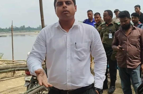 সাংবাদিককে সন্ত্রাসী বললেন এক্সিকিউটিভ ম্যাজিস্ট্রেট, দায়িত্ব থেকে প্রত্যাহার