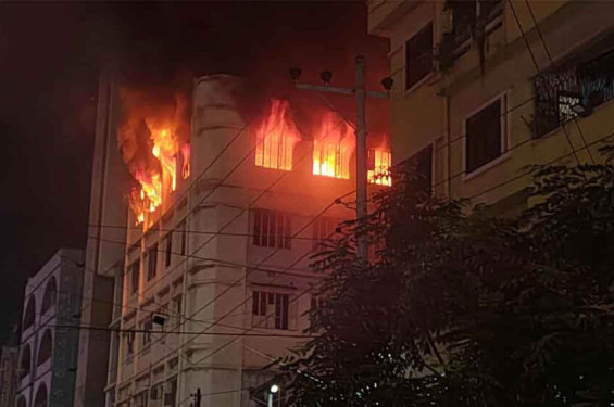রাজধানীতে বহুতল ভবনে আগুন