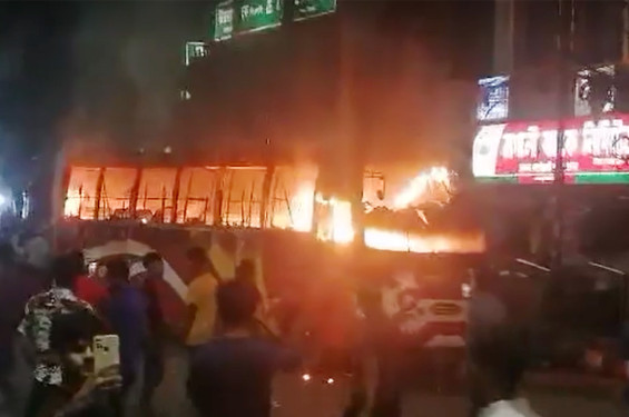 এবার গুলিস্তানে চলন্ত বাসে আগুন