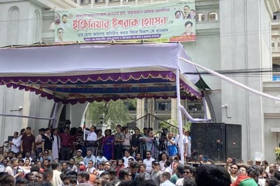 নগর ভবনের গেটে মঞ্চ করে ইশরাকের অনুসারীদের গান ও জাদু প্রদর্শনী