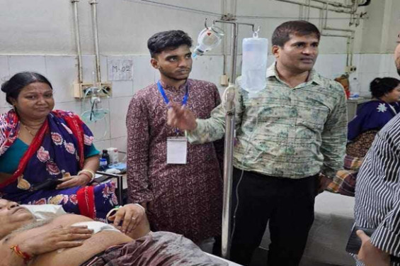 পূজামণ্ডপে হামলা, আহতদের দেখতে হাসপাতালে তথ্য উপদেষ্টা