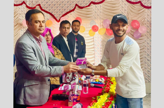 বিভাগীয় ও জেলা পর্যায়ে ‘বেস্ট ভলান্টিয়ার অ্যাওয়ার্ড’ পেলেন নড়াইলের সতেজ