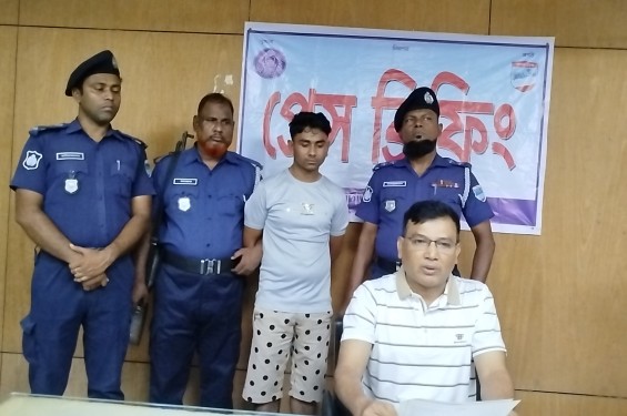 নড়াইলে আন্তঃজেলা ডাকাতদলের মূলহোতা স্ত্রীসহ গ্রেফতার, স্বর্ণালংকার উদ্ধার