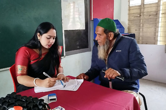নড়াইলে ২১ জন চিকিৎসকের সমন্বয়ে ফ্রি মেডিকেল ক্যাম্প ও ওষুধ প্রদান