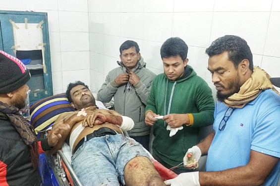 নড়াইলে সাংবাদিককে কুপিয়ে জখম
