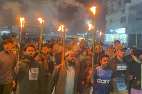 গুপ্তহত্যার প্রতিবাদে নড়াইলে বৈষম্য বিরোধী ছাত্র আন্দোলনের মশাল মিছিল