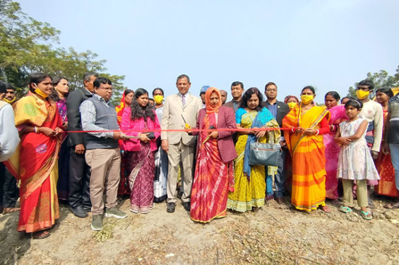 খাল পুকুর সংস্কারে কৃষির উন্নয়ন হবে: নড়াইলের জেলা প্রশাসক