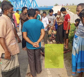 নড়াইলে গরুচোর সন্দেহে ৩ জনকে পিটিয়ে হত্যা