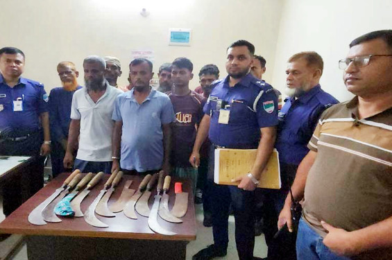 নড়াইলে আদালতে হাজিরা দিতে এসে দেশি অস্ত্রসহ আটক ১১