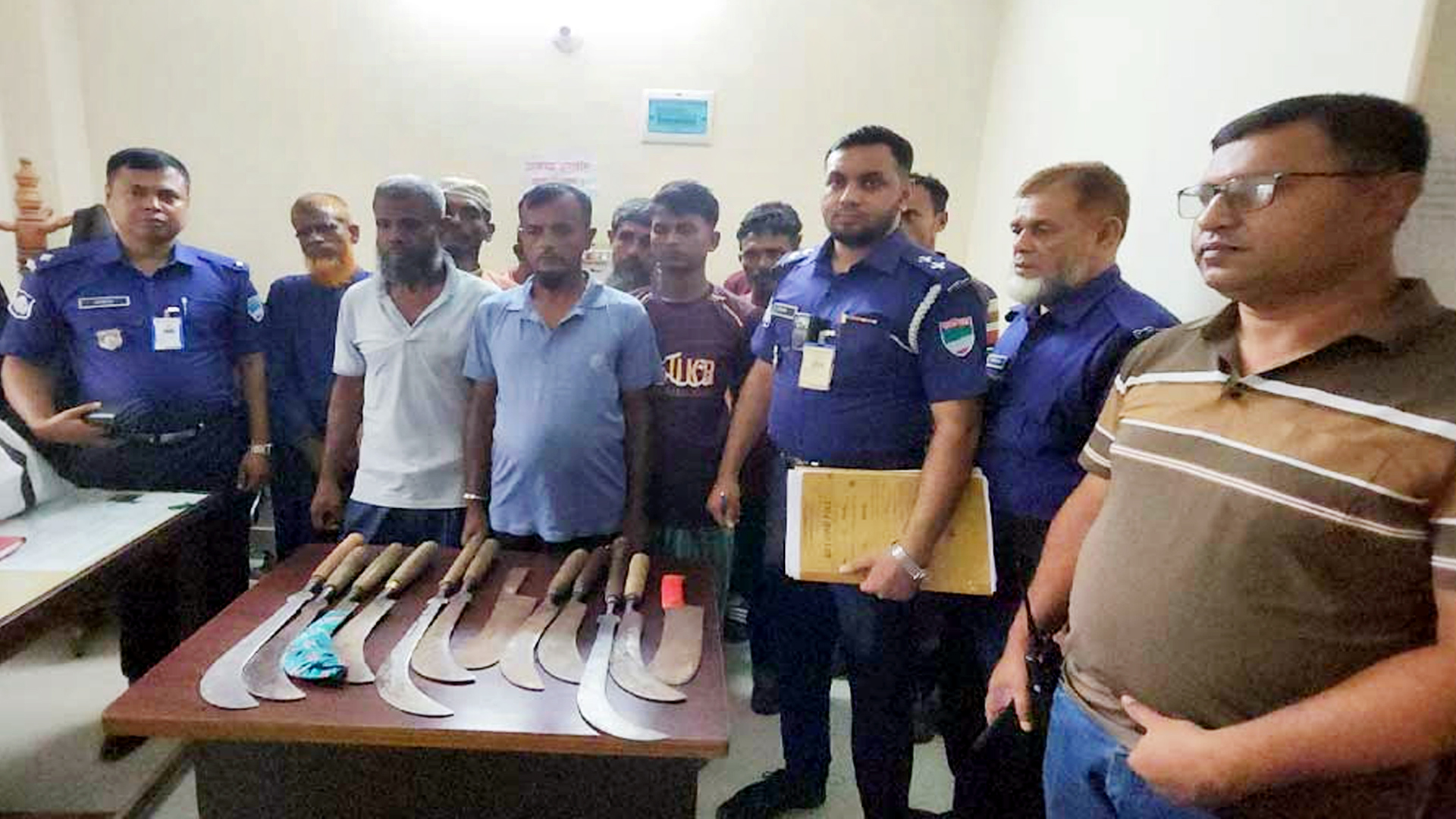 নড়াইলে আদালতে হাজিরা দিতে এসে দেশি অস্ত্রসহ আটক ১১