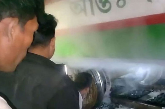 নাটোরের লালপুরে চলন্ত ট্রেনের বগিতে আগুন, নেভালেন স্থানীয়রা