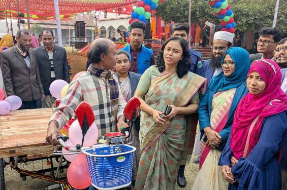 ডিম বিক্রি করা সেই ছাত্রীর পরিবারের পাশে নাটোরের ডিসি