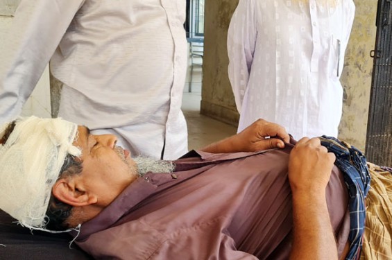 পুকুর লিজের টাকা নিয়ে দ্বন্দ্ব ছোট ভাইকে কুপিয়ে জখম