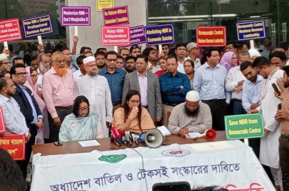 জীবন রক্ষাকারী পণ্য ব্যতীত আমদানি-রপ্তানি বন্ধ ঘোষণা, কর্মবিরতি অব্যাহত