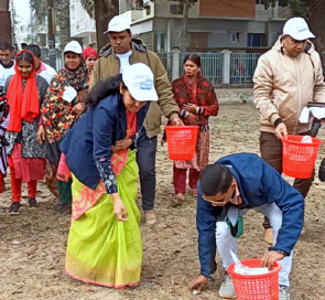 সমাজসেবা দিবসে ঠাকুরগাঁওয়ে মাঠ পরিষ্কারে জেলা প্রশাসক