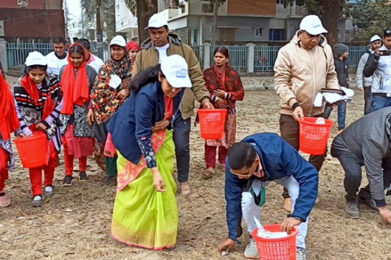 সমাজসেবা দিবসে ঠাকুরগাঁওয়ে মাঠ পরিষ্কারে জেলা প্রশাসক
