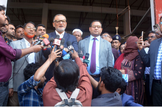 খুলনায় জুট মিল পরিদর্শন করলেন বস্ত্র ও পাট উপদেষ্টা
