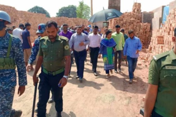 খুলনায় ৬ ইটভাটা বন্ধসহ ১৩টি চুল্লি গুড়িয়ে দিয়েছে প্রশাসন