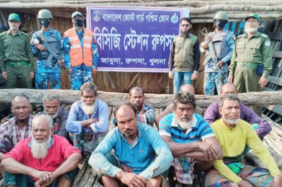 কোস্টগার্ডের অভিযান: সুন্দরবনের চোরাই কাঠবোঝাই ৩টি ট্রলারসহ আটক ১০