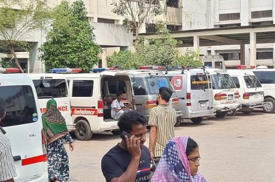 খুমেকের সড়ক অ্যাম্বুলেন্সের দখলে
