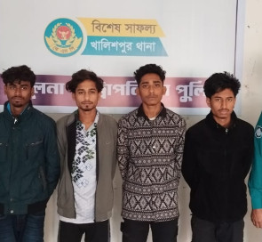 খুলনায় চোরাই স্বর্ণালংকার এবং নগদ টাকাসহ ৪ চোর আটক