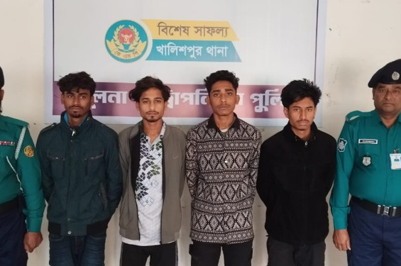 খুলনায় চোরাই স্বর্ণালংকার এবং নগদ টাকাসহ ৪ চোর আটক
