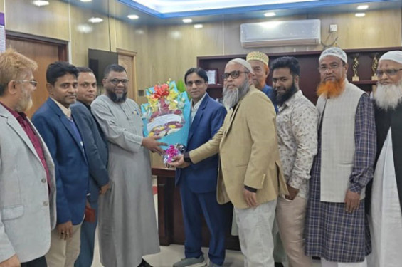 বিদায়ী কমিশনারকে মোংলা কাস্টমস এজেন্টস অ্যাসোসিয়েশনের ফুলের শুভেচ্ছা