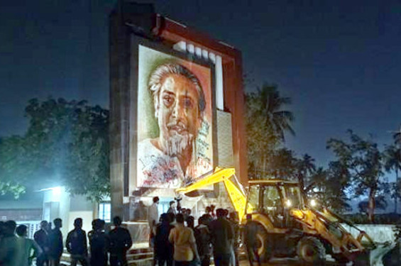 খুলনা বিশ্ববিদ্যালয়ের প্রধান ফটকে শেখ মুজিবুর রহমানের ম্যূরাল ভাঙচুর