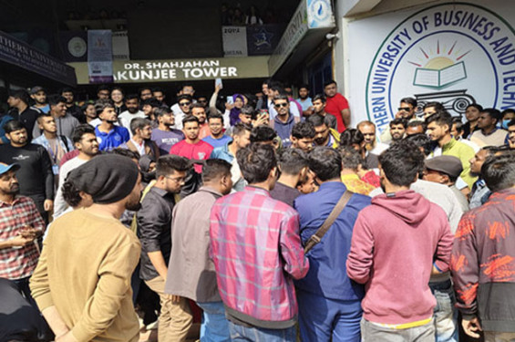 খুলনায় শিক্ষার্থীদের আন্দোলনের মুখে নর্দান ইউনিভার্সিটির সিওএ’র পদত্যাগ