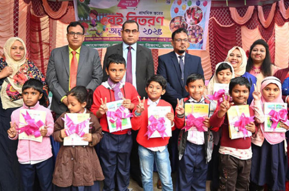 খুলনায় প্রাথমিক স্তরের পাঠ্যপুস্তক বিতরণ অনুষ্ঠিত