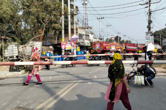 খুলনার ট্যাংকলরি শ্রমিকদের কর্মবিরতিতে তেল সরবরাহ বন্ধ