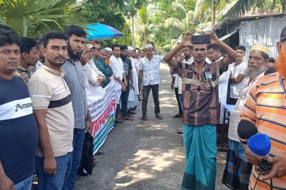 নোয়াখালীতে অস্থায়ী পুলিশ ক্যাম্প স্থাপনের দাবিতে বিক্ষোভ