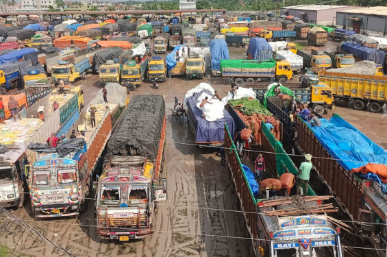 ভোমরা বন্দরে ৩ দিনে দুই হাজার টন পেঁয়াজ আমদানি