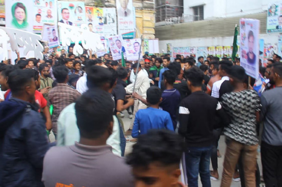 পাবনায় প্রতিষ্ঠাবার্ষিকীতে মারামারিতে জড়ালো ছাত্রদল, মোটরসাইকেল ভাংচুর