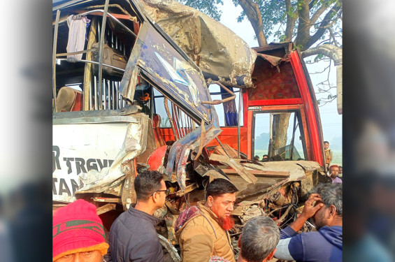 পাবনায় দুই বাসের সংঘর্ষে প্রাণ গেল ২ জনের