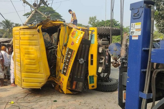 পাবনায় ট্রাকচাপায় দুই শিক্ষার্থীসহ ৩ জন নিহত
